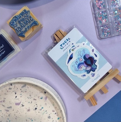 Cute die cut sticker set bird theme called Tuca and Birdie love birds, 8 stickers with cute designs perfect for journal and planners with purple and blue theme